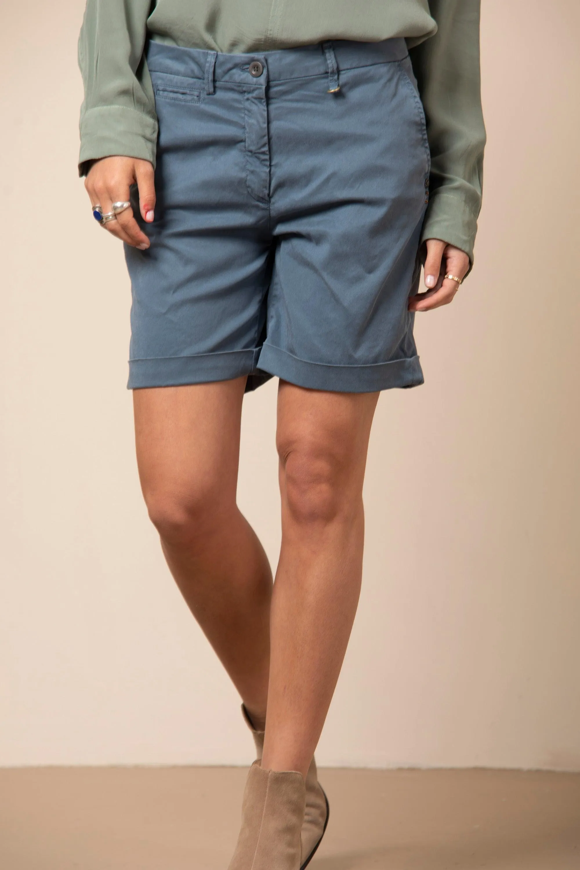 Jaqueline Curvy bermuda chino donna in tencel con borchie curvy①