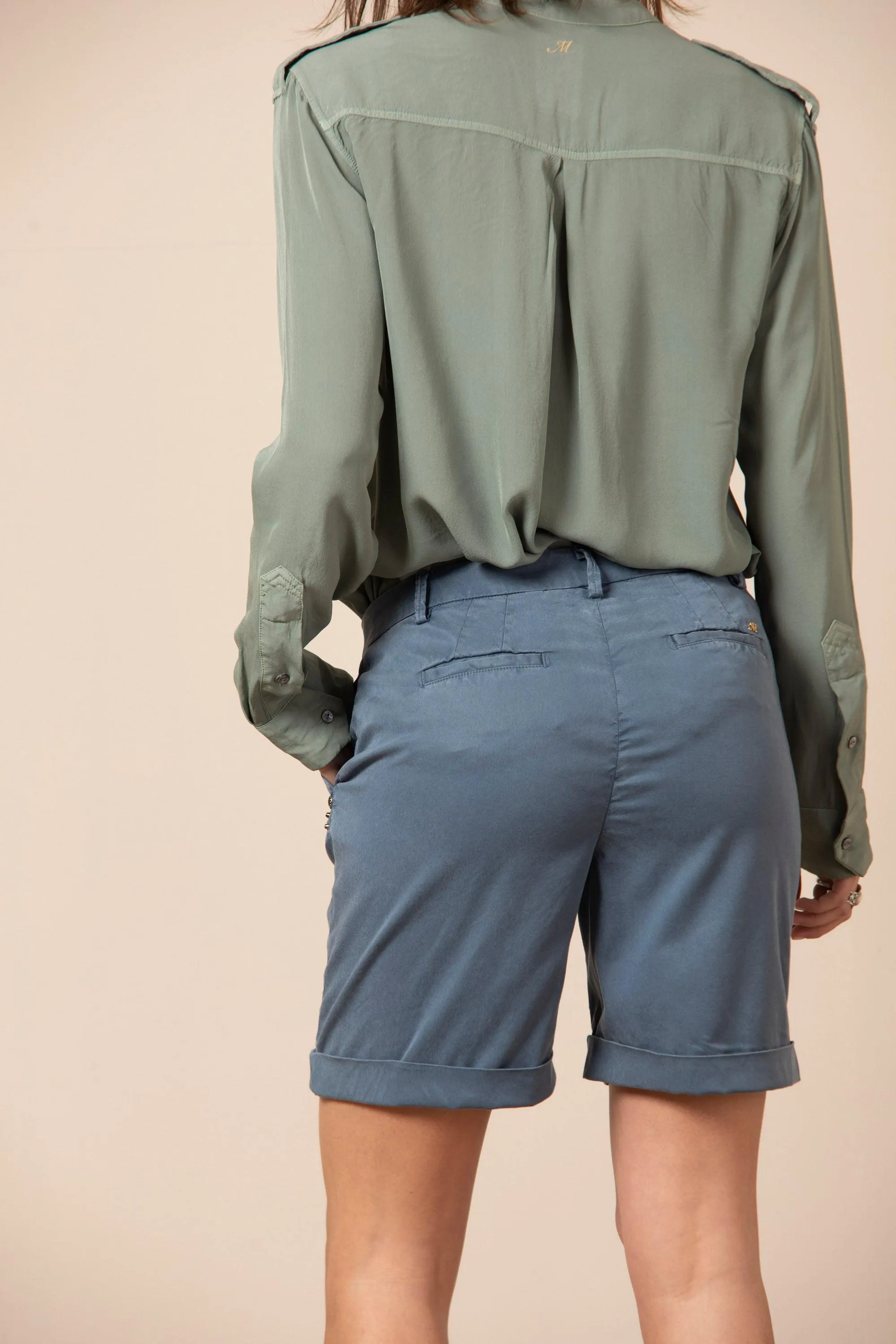 Jaqueline Curvy bermuda chino donna in tencel con borchie curvy①