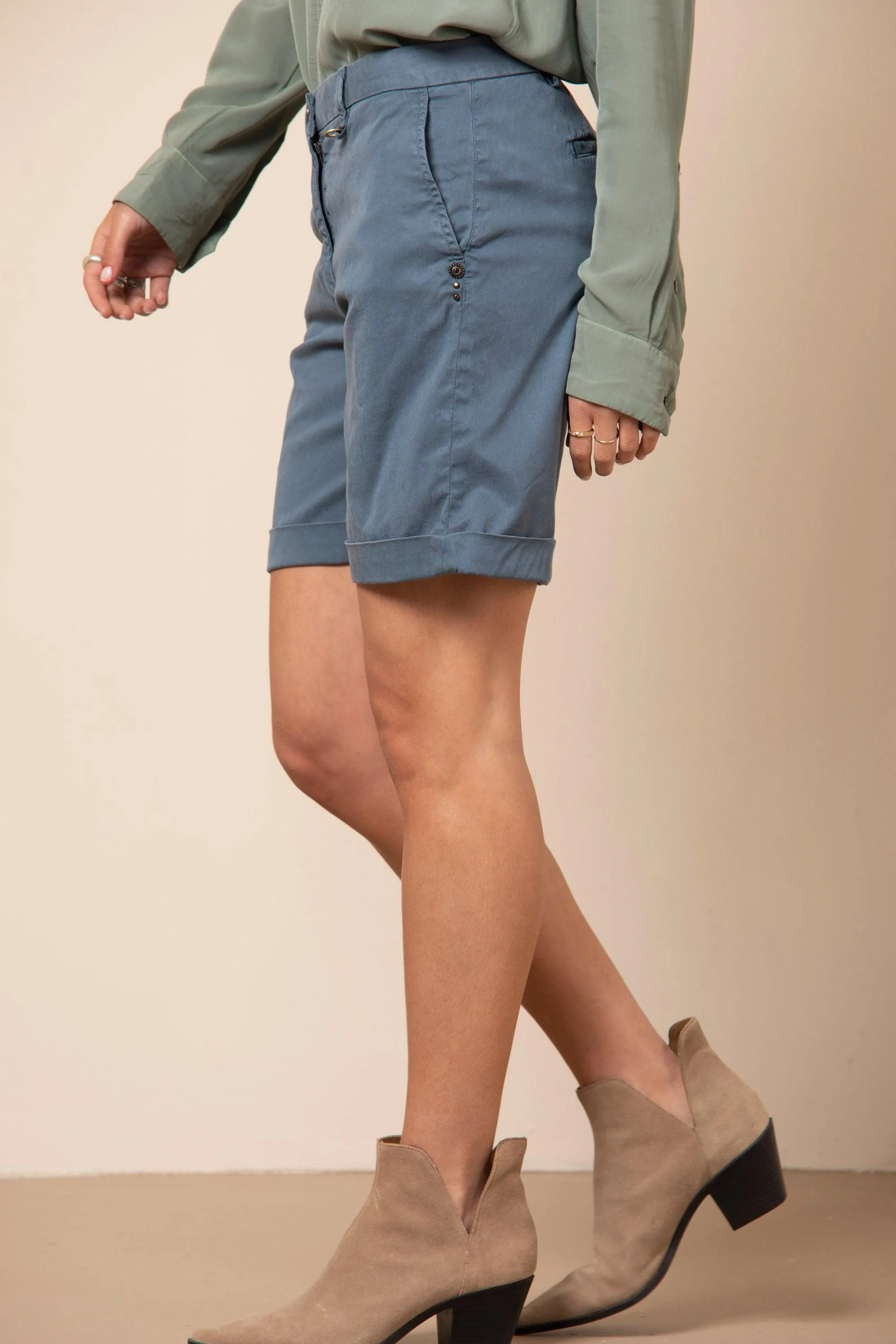 Jaqueline Curvy bermuda chino donna in tencel con borchie curvy①